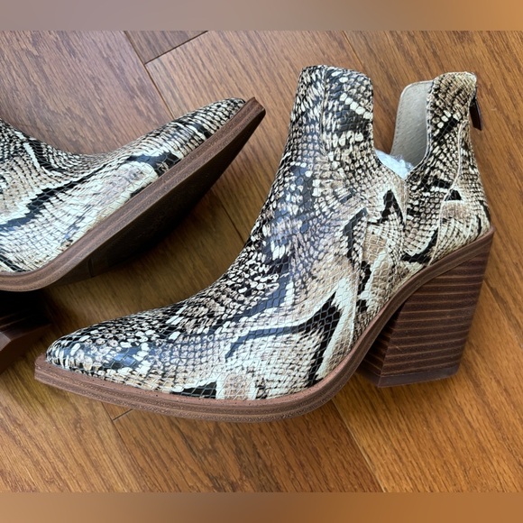 Vince Camuto Women's Gannilla Leather Western Booties - Picture 7 of 7